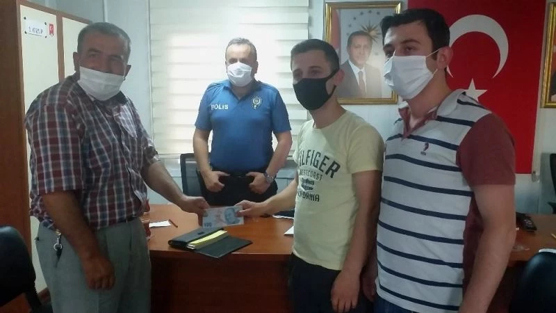 Buldukları parayı sahibine ulaştıran işçiler, harçlığı bile kabul etmediler
