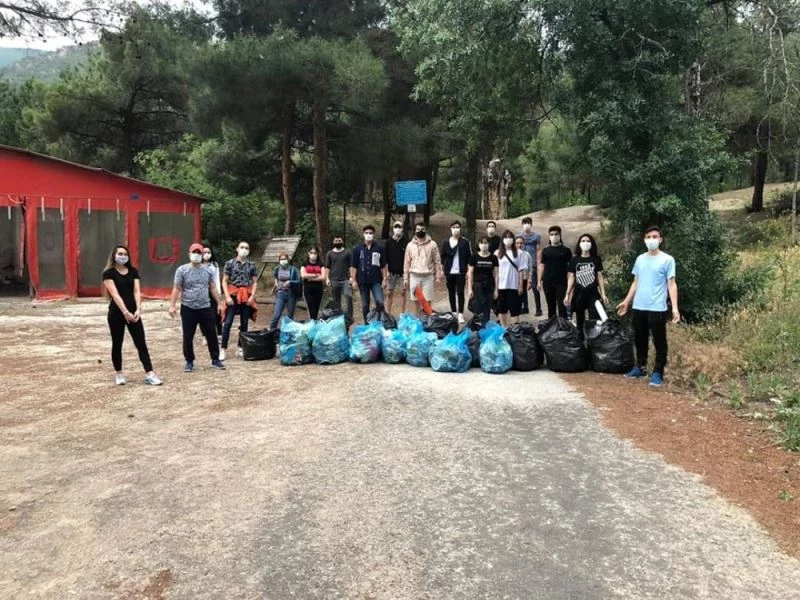 Sporcular ve antrenörler temiz çevre için çöp topladı
