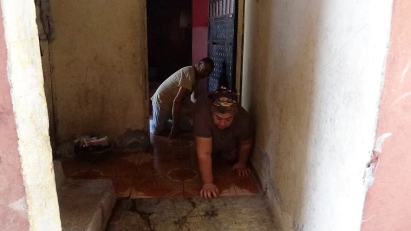 Engelli çift, mavi kapakla yerde sürünmekten kurtuldu
