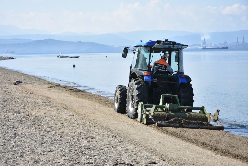 Gemlik kumsalları temizlenerek sezona hazırlanıyor
