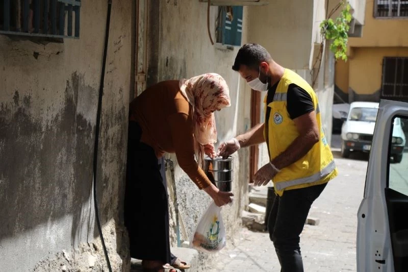 Haliliye belediyesi sıcak yemek dağıtımını sürdürüyor
