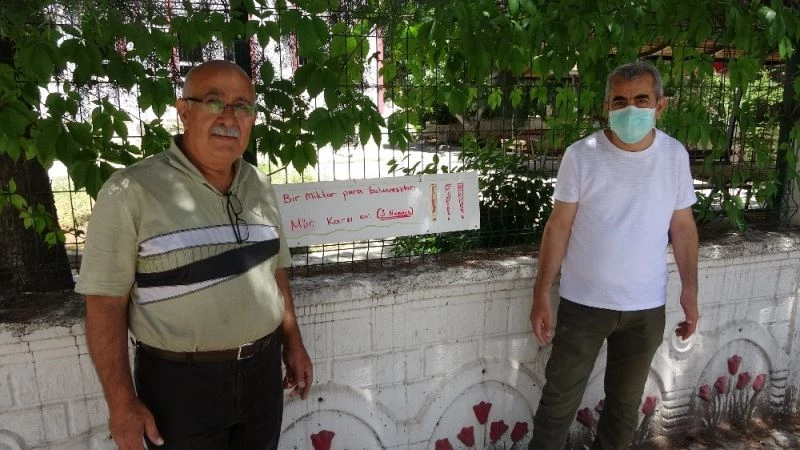 Astıkları afişle paranın sahibini arıyorlar
