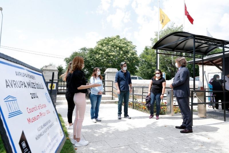 Trakya Üniversitesi Sultan 2. Bayezid Külliyesi Sağlık Müzesi’nin ilk ziyaretçileri turist rehberleri oldu
