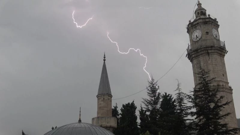 Yaylada sürüsüyle doluya yakalandı
