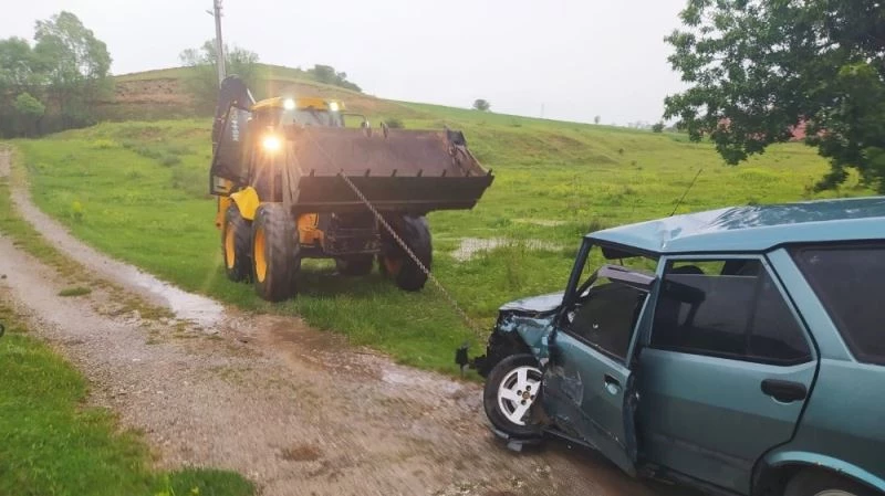 Karayolunda oluşan su birikintisi kazaya neden oldu

