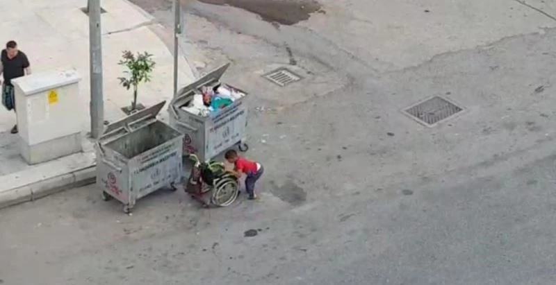 Çöpten atık toplarken görüntülenen engelli çocuğa yardım
