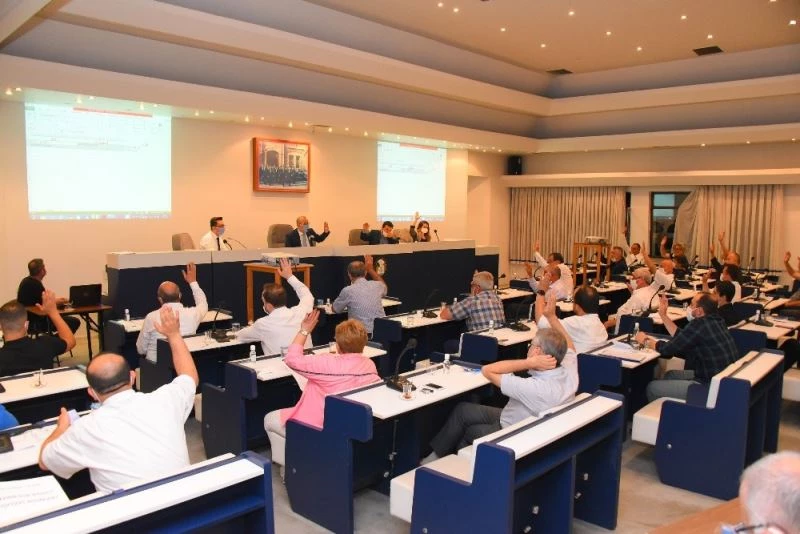 Salihli Belediye meclisi sosyal mesafeye uyarak toplandı
