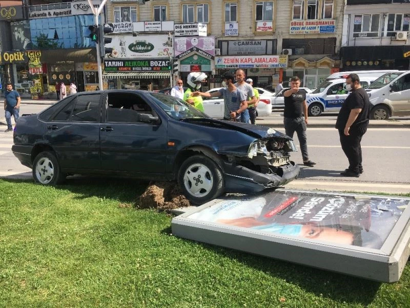 Sakarya’da tırın sürüklediği araç kaldırımdaki reklam tabelasına çarparak durabildi
