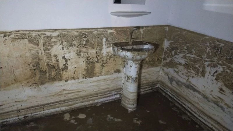 Bodrumları su bastı, kaleden kaya parçaları düştü
