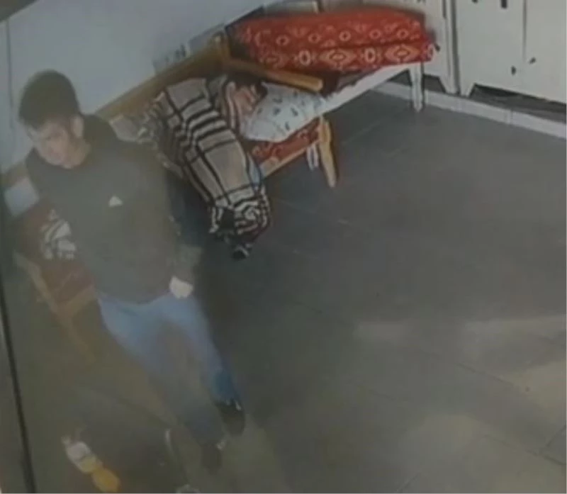 Su içmek için geldi, uyuyan görevlinin telefonu çaldı
