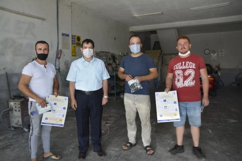 Seydikemer Esnaf ve Sanatkarlar Odası Başkanı, esnafa maske ve uyarı levhaları dağıttı
