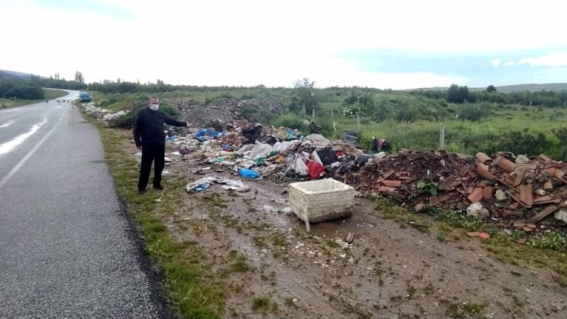 Yol kenarlarına dökülen hafriyat ve moloz atıkları pes dedirtiyor
