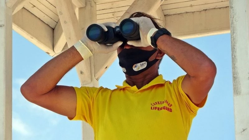 Antalya’da denizdeki ‘sosyal mesafeyi’ cankurtaranlar sağlıyor
