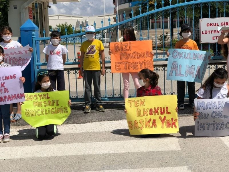 Okullarının kapatılacağı iddiaları üzerine öğrenci ve veliler okul önünde toplandı
