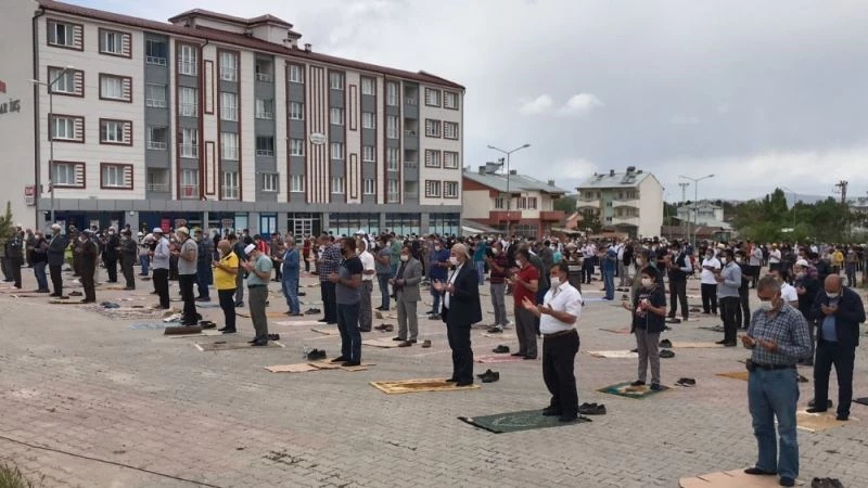 Bir yanda yağmur duası bir yanda dolu seli
