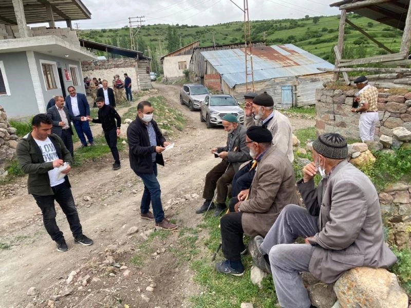 Kaymakam Tekin ve Başkan Bedir mahalle ziyaretlerini sürdürüyorlar
