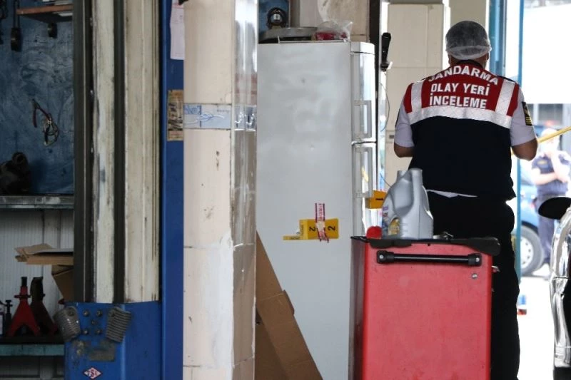 Arabasını tamir etmeyen yeğeninin dükkanını kurşunladı
