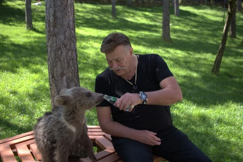 Oyuncu Nuri Alço sevimli yavru ayıya ‘gazoz’ içirdi
