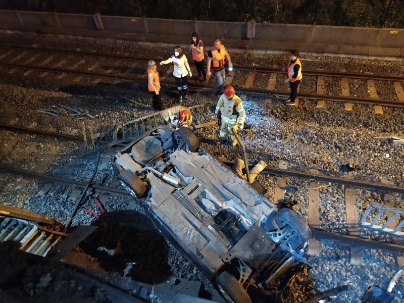 Şirinevler’de otomobil metro raylarına uçtu: 1 yaralı
