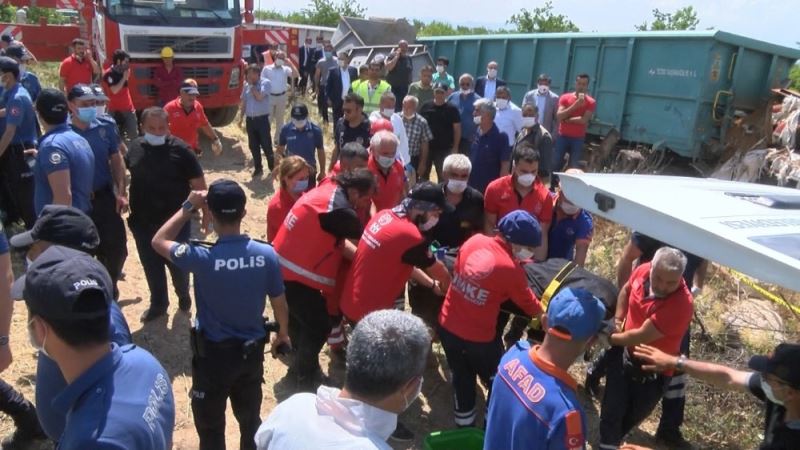 Tren kazası sonrası enkaz altında kalan makinistin cansız bedenine ulaşıldı
