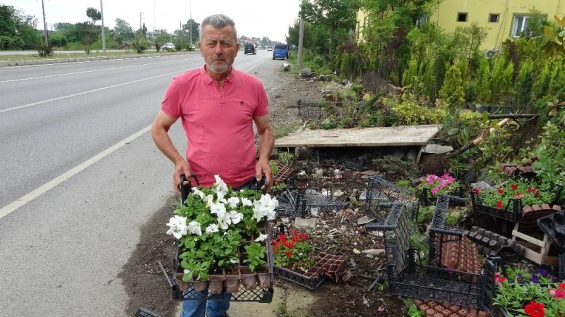 Kazada çiçeklerine çarpıp zarar veren ailenin yardımına koştu
