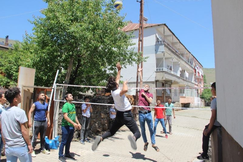 İnşaat ipiyle voleybol oynayan çocuklara jest
