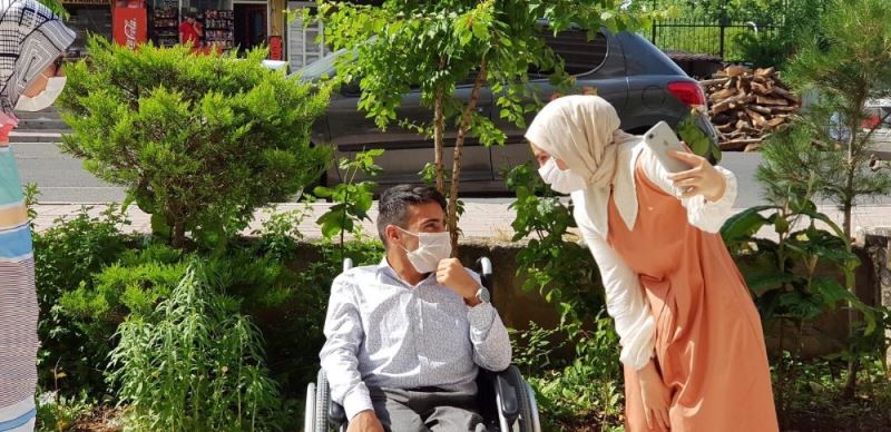 Tekerlekli sandalyeye ihtiyacı olan Hüseyin’in yardımına Merve öğretmen yetişti
