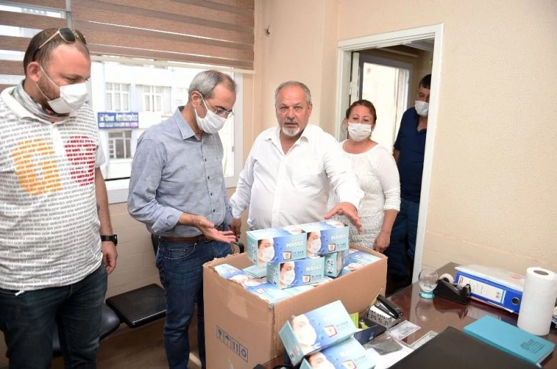 Tarsus’ta oda ve derneklere maske desteği sürüyor
