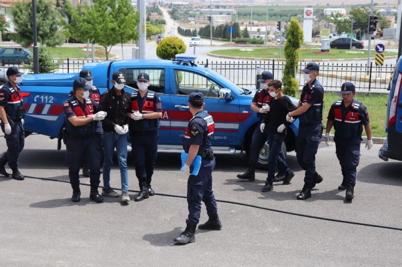 150 lira için çobanı öldürdükleri iddiasıyla adliyeye sevk edilen 2 şüpheli tutuklandı
