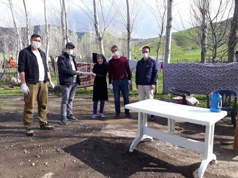 Muş’ta 8. sınıf öğrencilerine LGS hazırlık kitapçığı dağıttı
