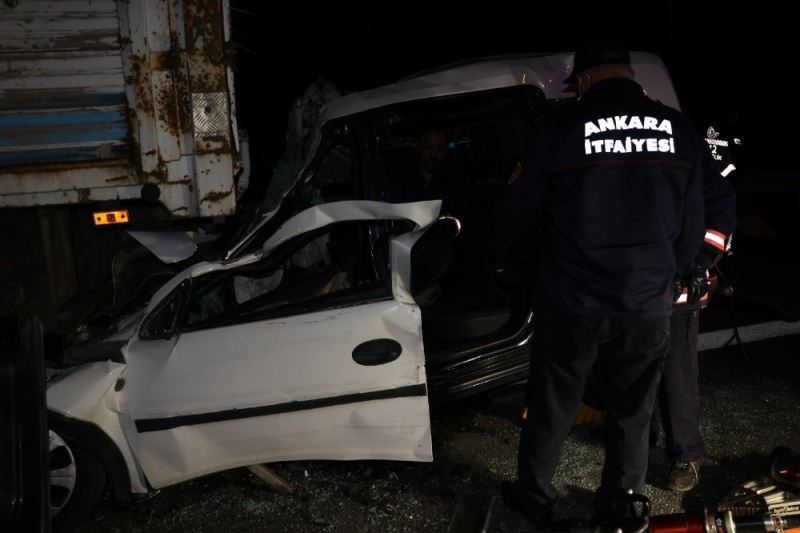 Ankara’da hafif ticari araç, kamyona ok gibi saplandı: 2 ölü, 1 çocuk ağır yaralı

