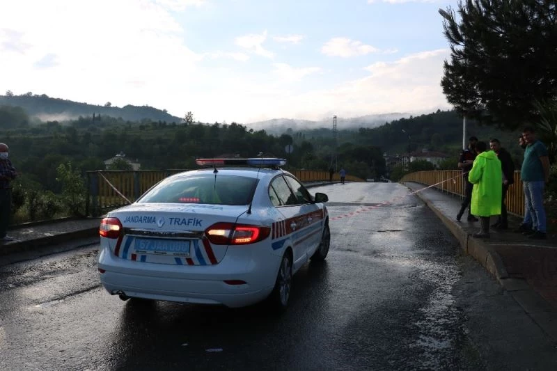 Aşırı yağışla yol çöktü, 7 köyün beldeye ulaşımı uzadı
