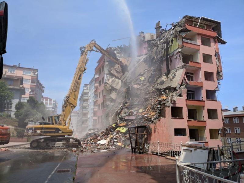 Kolonlarında çatlak tespit edilen 11 katlı bina yıkılıyor
