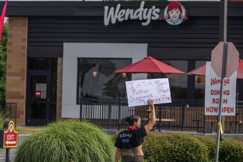 ABD’de protestocular, Brooks’un öldürüldüğü restoranı ateşe verdi
