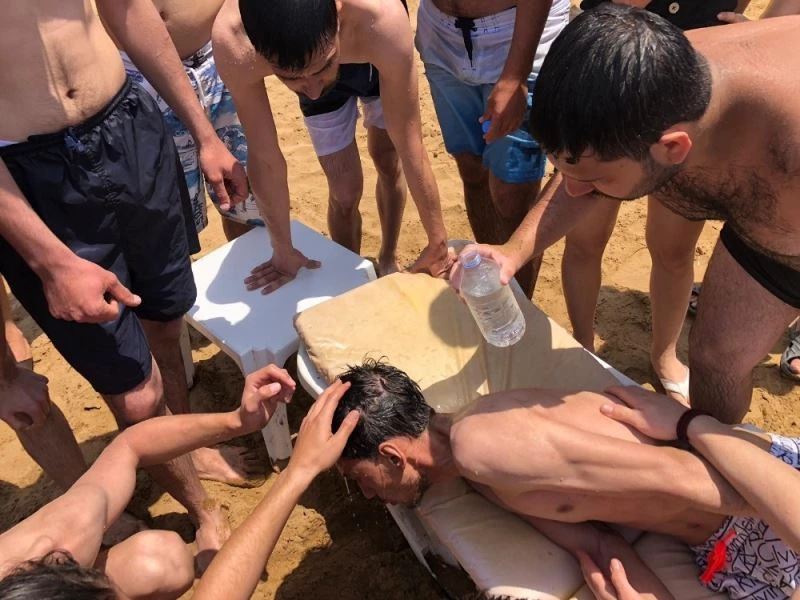 Uyarılara aldırmayıp, dalgaların arasında boğulma tehlikesi geçirdi
