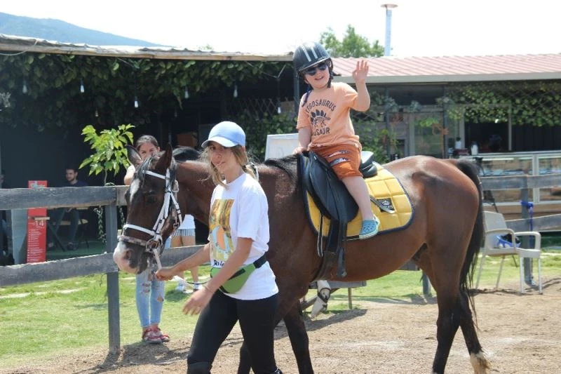 İzmir’de çocuklara ücretsiz at biniş eğitimi

