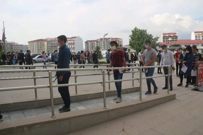 70 metrelik sınav kuyruğunda 13 kişilik ’sosyal mesafe’ çizgisi
