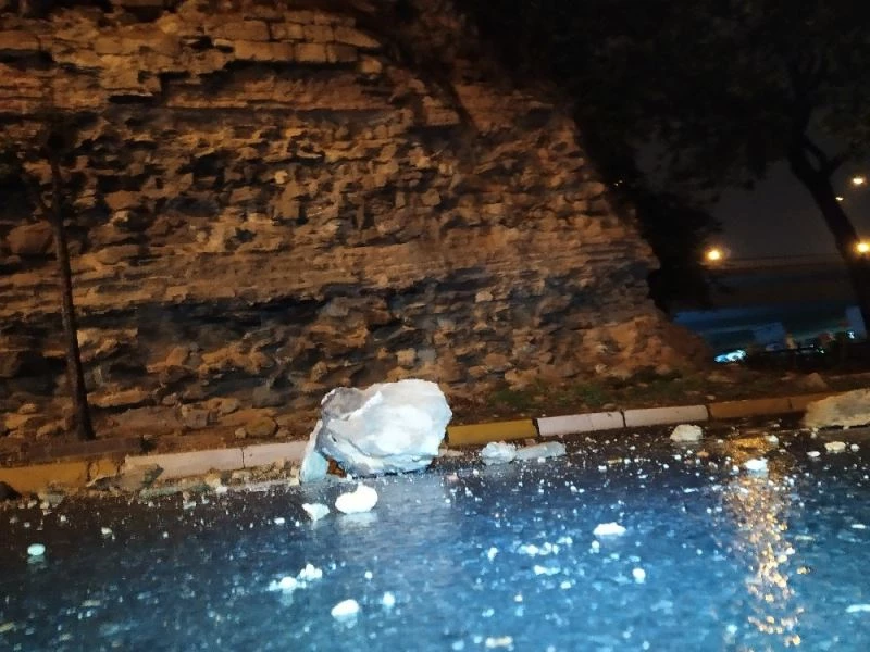 Fatih’te surlardan kopan taşlar yola savruldu

