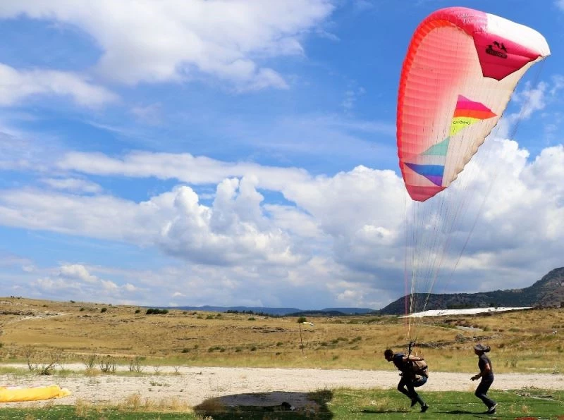 2 bin yıllık tarihi kent, yamaç paraşütünün de başkenti oldu
