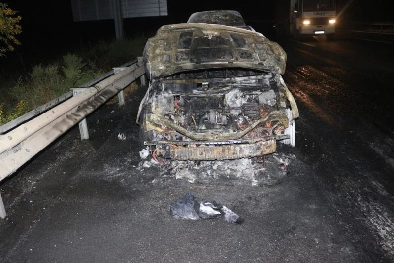 Seyir halindeyken yanmaya başlayan otomobil kullanılamaz hale geldi