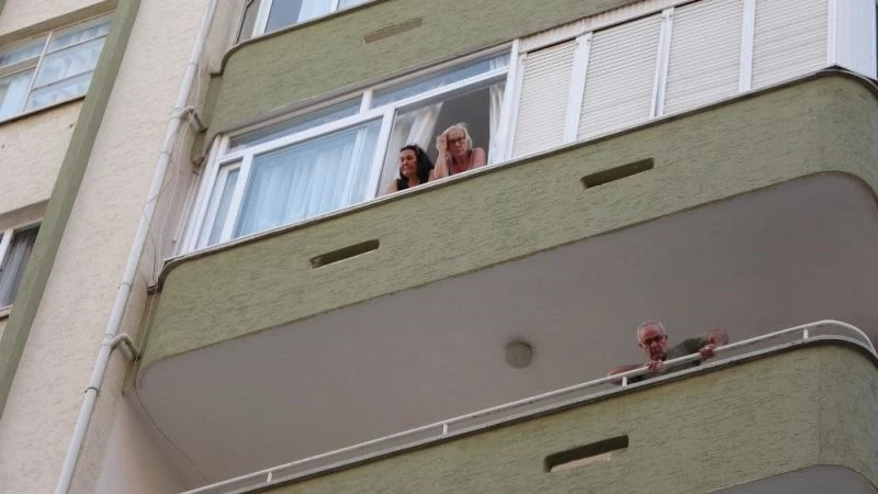 Buzdolabından çıkan yangında ev kullanılamaz hale geldi
