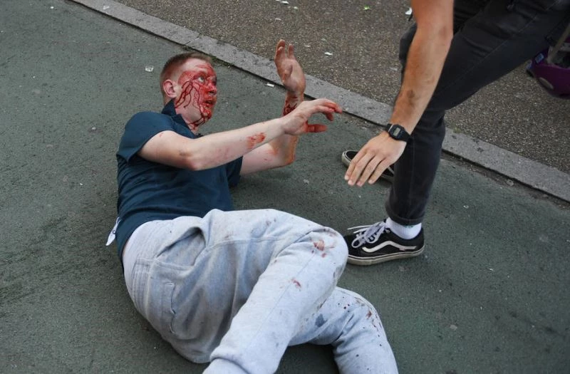 İngiltere, darp edilen aşırı sağcıyı kurtaran siyahi protestocuyu konuşuyor
