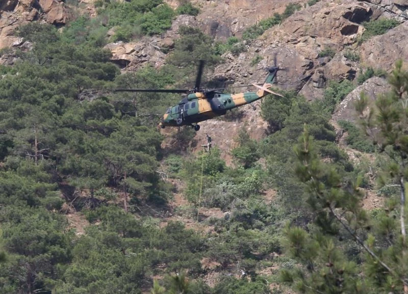 Hatay’da dağda yaralanıp mahsur kalan genci jandarma helikopterle kurtardı
