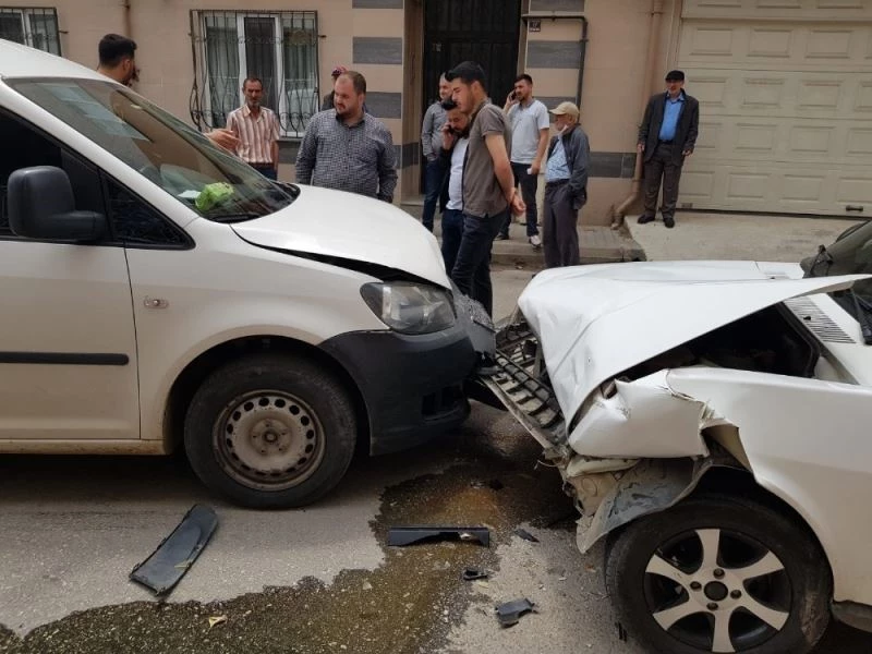 Bursa’da kafa kafaya çarpıştılar: 2 yaralı
