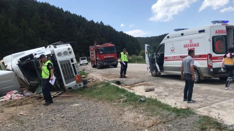 Sarıkamış’ta zift tankeri devrildi: 1 yaralı
