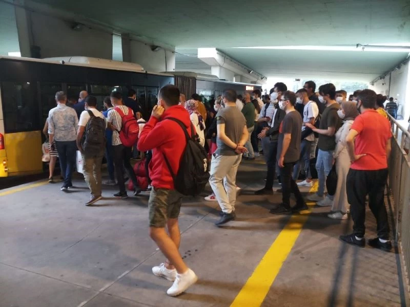 Metrobüs duraklarında sosyal mesafe unutuldu
