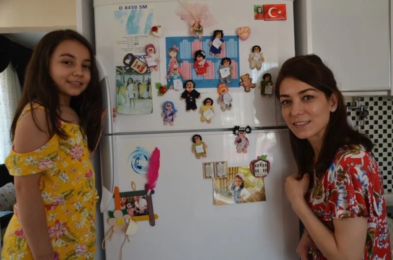 Sınıf arkadaşlarına özlemini bez bebeklerle gideriyor
