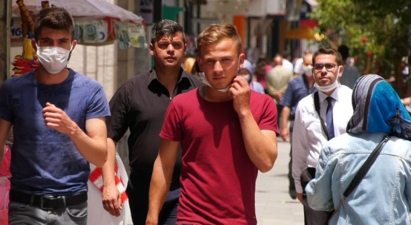 Maske takma zorunluluğu bulunan Isparta’da endişelendiren görüntüler
