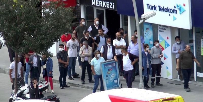 Sosyal mesafe kuralını hiçe saydılar, şüpheli paketin patlatılmasını izlediler
