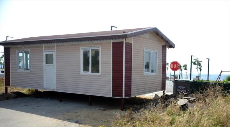 Protesto için yolu prefabrik evle kapattı